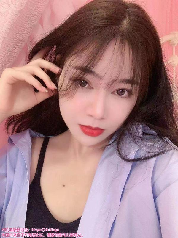 皮肤白嫩颜值小玉