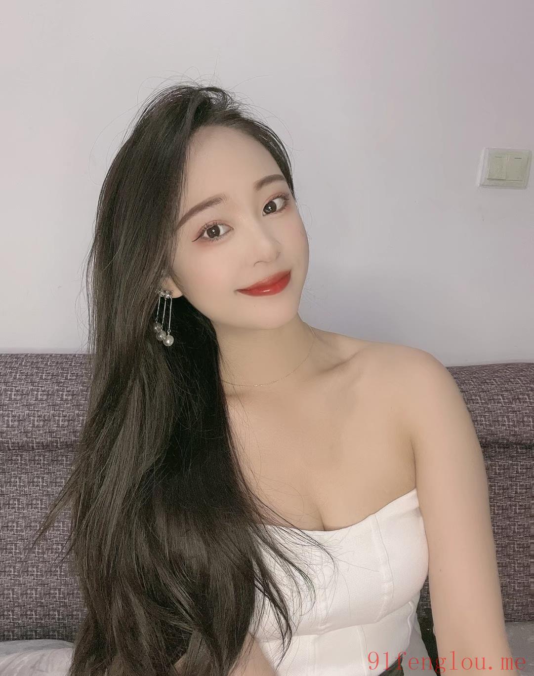 兼职小妮挺大奶