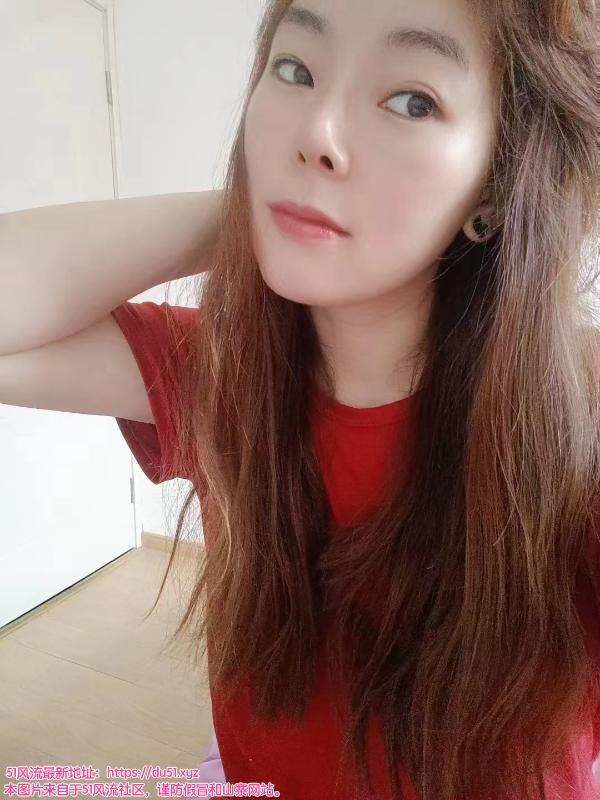 宝山潘广路地铁站小月