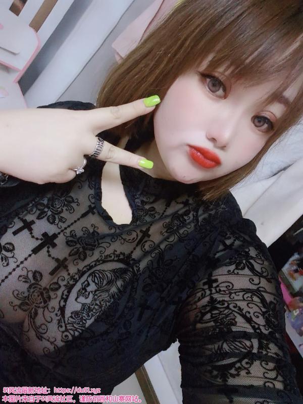 若隐若现的骚奶逼