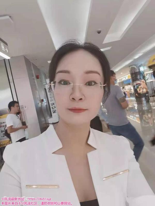 罗湖戴眼镜少妇