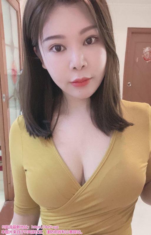 大胸少妇明明双飞