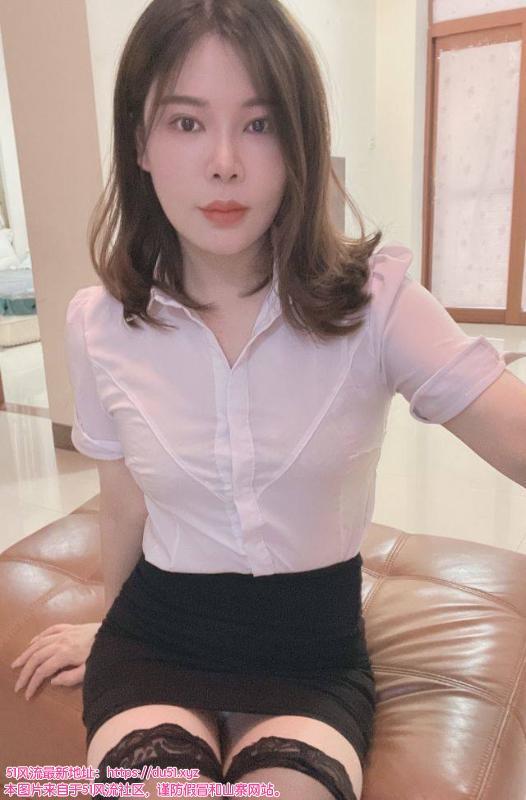 大胸少妇明明双飞