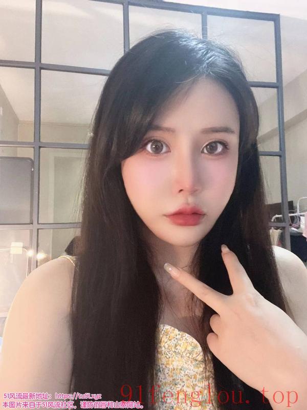 白嫩大胸性感小姐姐