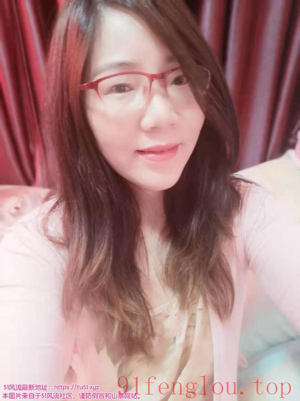 三坝地铁口的熟女姐姐