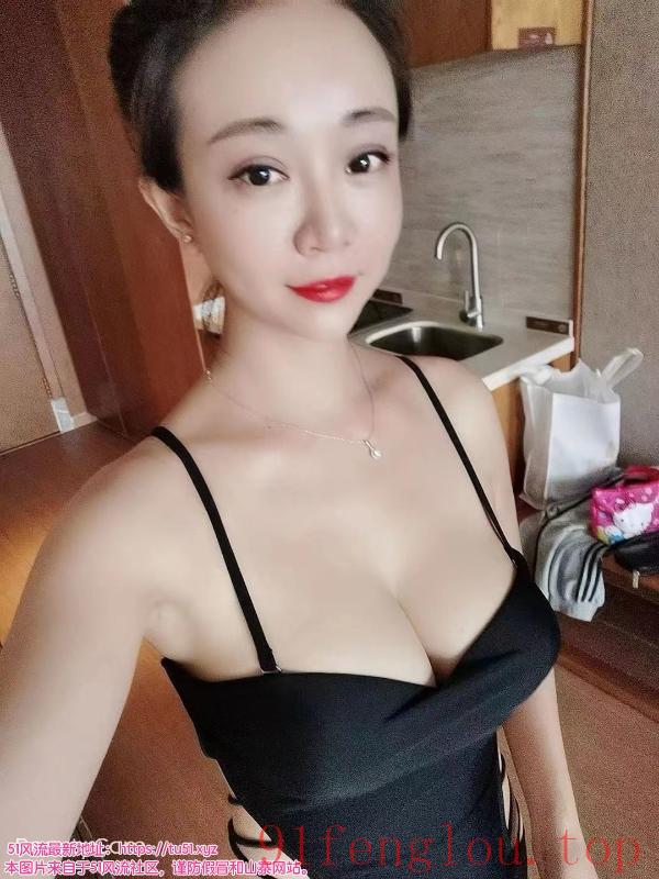 身材好服务多的短发妹