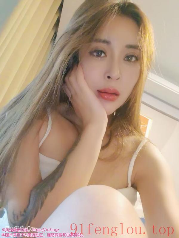 蜀山赛博广场冰冰妹子