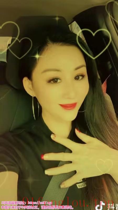 三通风骚大奶少妇