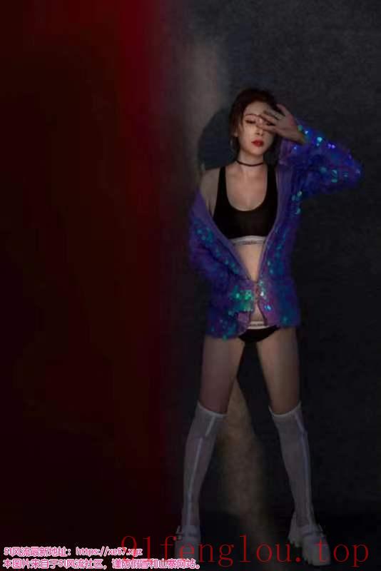 黑丝美腿蜜桃臀少妇