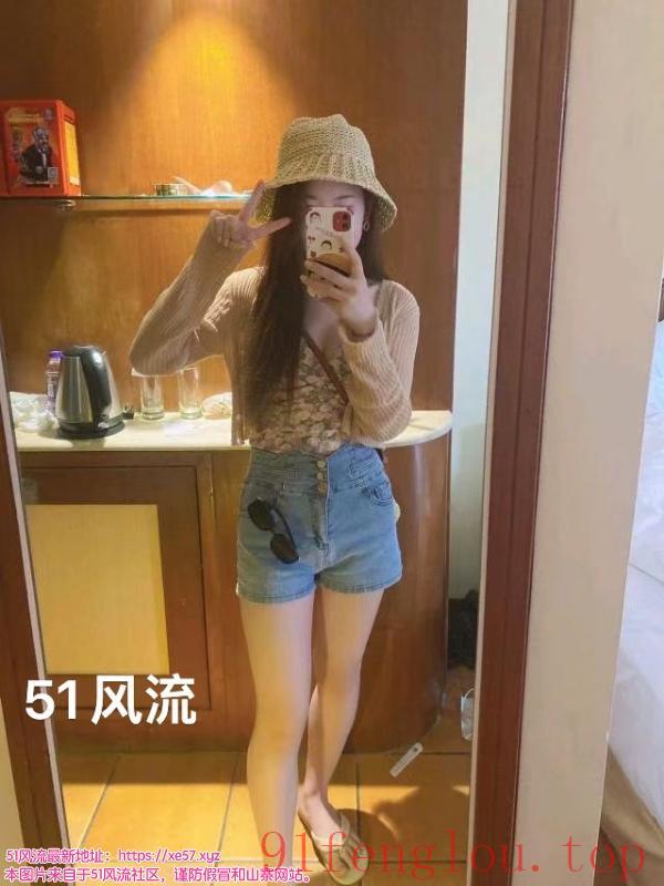 鼓楼地铁口邻家肤白