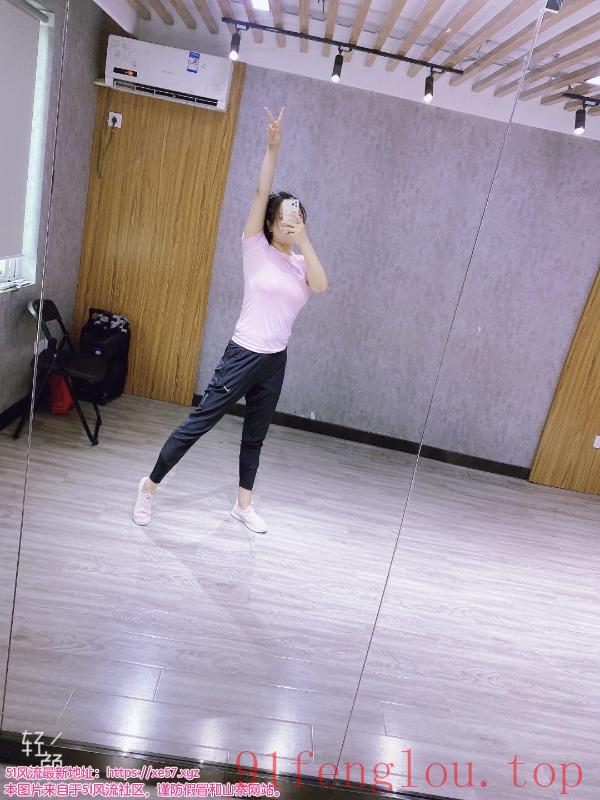 瑜伽老师小咪一字马