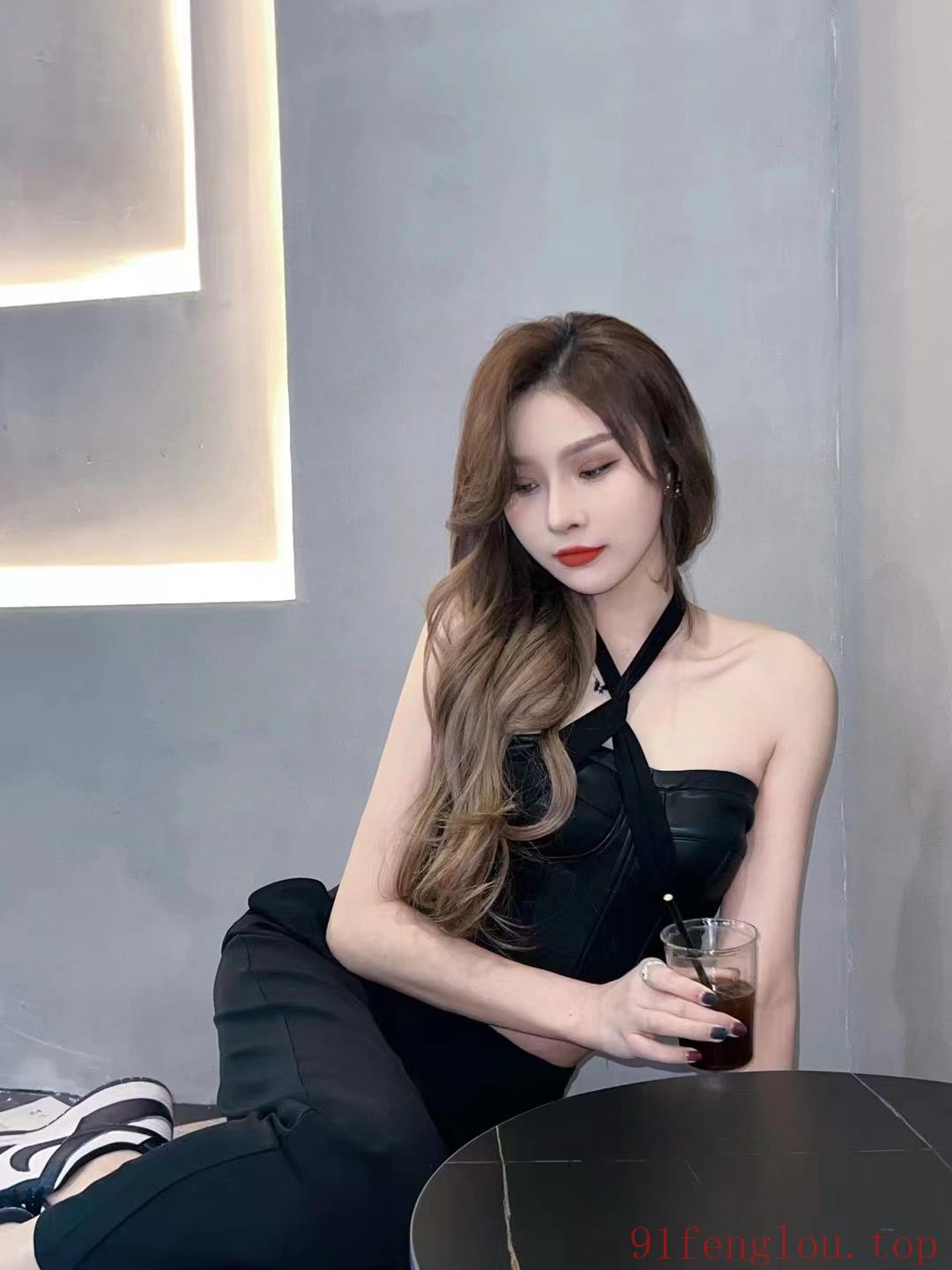 性感翘臀兼职小姐姐