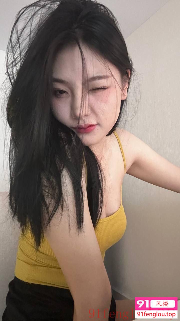 可甜可御年轻高挑妹