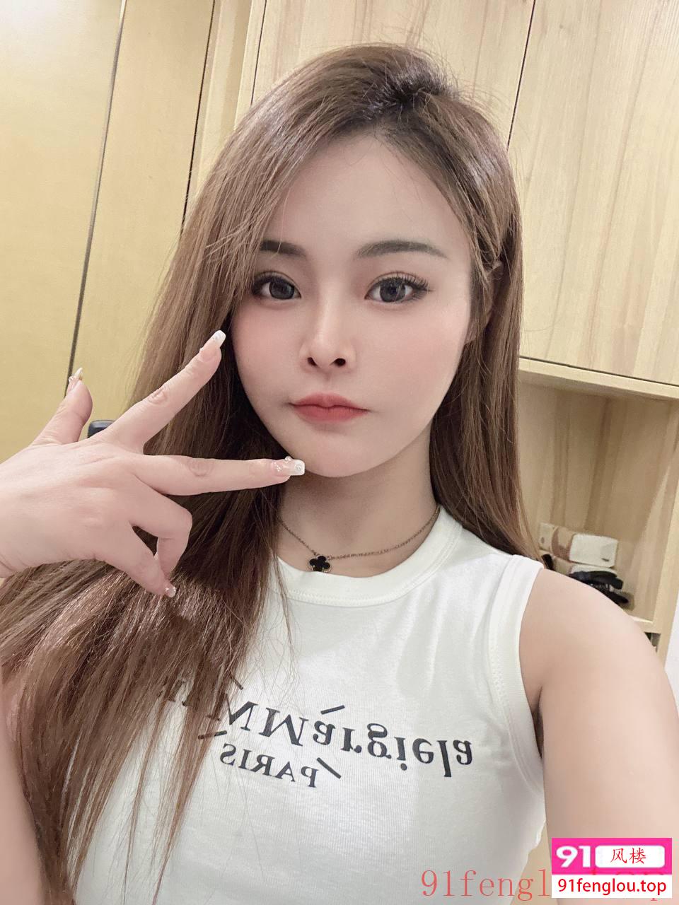 颜值大胸嫩妹希希