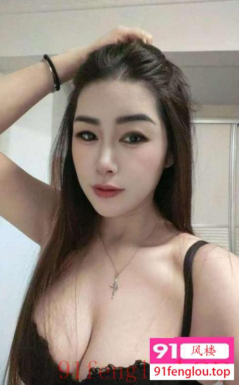 白嫩大胸撩人晶晶