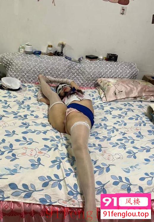 一字马喷水少妇